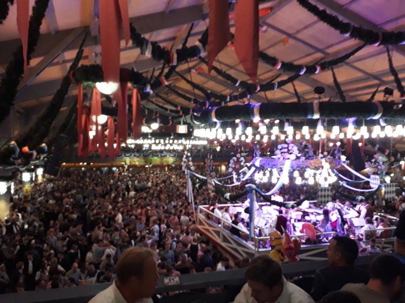 zájazd-na-Oktoberfest-stan-vecer