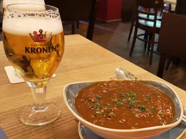 futbalovy-sen-dortmund-bayern-pivo-gulas