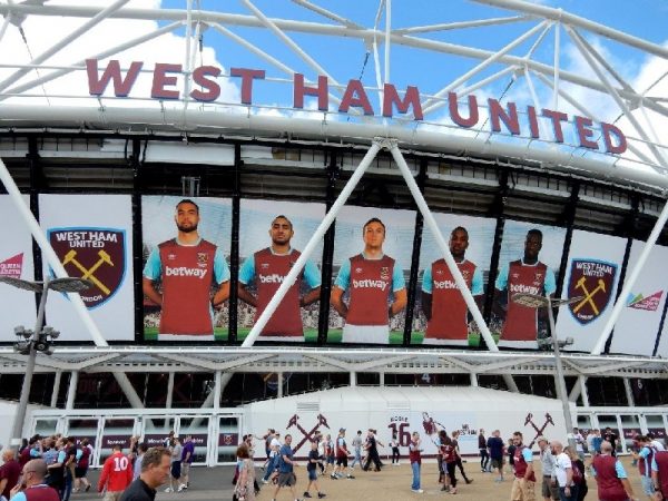 futbalovy-zajazd-na-west-ham-stadion-zvonku