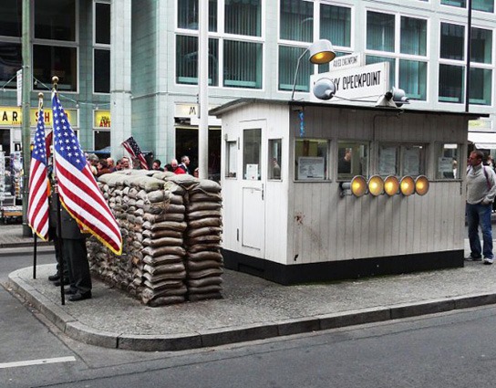 zajazd-hertha-berlin-checkpoint-charlie